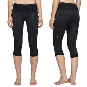 LULULEMON In The Flow Crop II in Diamond Print. Size 8